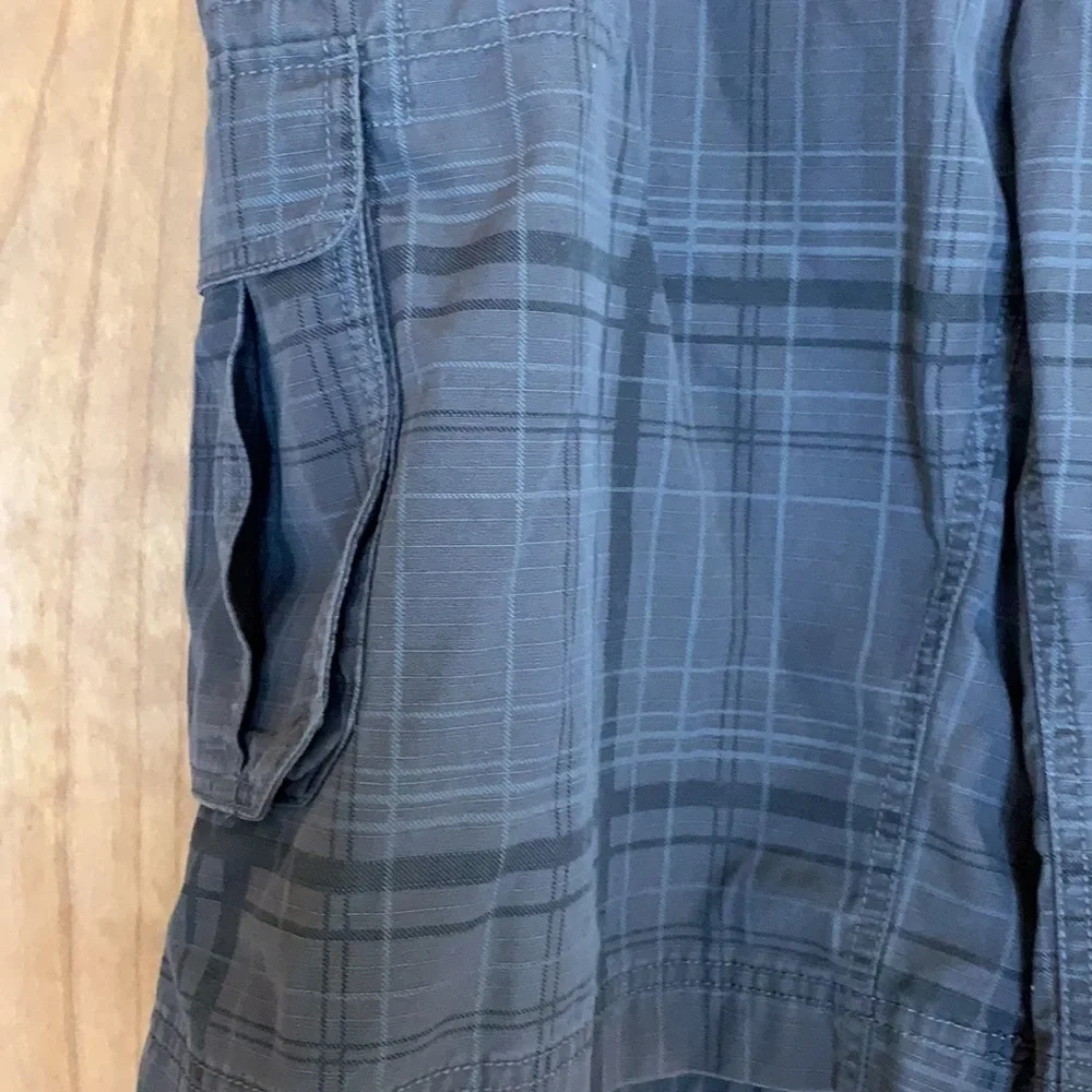North Face gray plaid cargo shorts Size 40